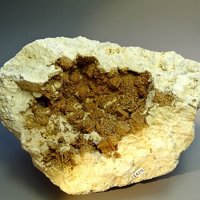 Caryochroite, Albite, Pyrite