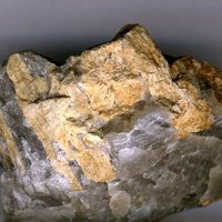 Gagarinite-(Y), Quartz