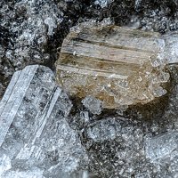 Kainosite-(Y), Albite