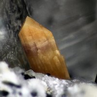 Labuntsovite-Mn