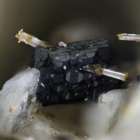 Aenigmatite, Fluorapatite