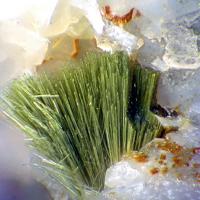 Agardite-(Ce), Quartz