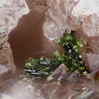 Agardite-(Ce), Bariopharmacosiderite, Quartz