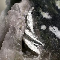 Nalipoite, Ussingite