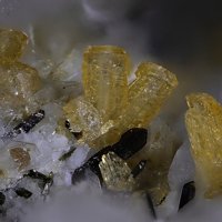 Labuntsovite-Mn