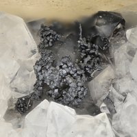 Jalpaite, Quartz