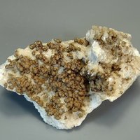 Caryochroite, Albite
