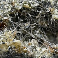 Kalsilite, Magnetite