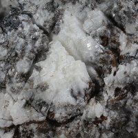 Macfallite, Braunite, Calcite