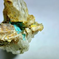 Quetzalcoatlite, Quartz