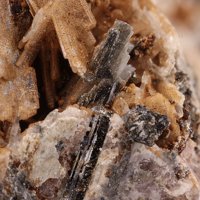 Sabinaite, Aegirine, Serandite