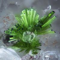 Agardite-(Ce), Baryte, Quartz