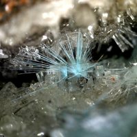 Quetzalcoatlite, Fluorite