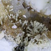Calcioburbankite, Petersenite-(Ce), Siderite