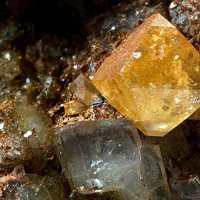 Kainosite-(Y), Adularia