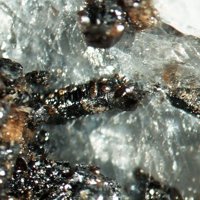 Långbanite, Roméite Group, Calcite