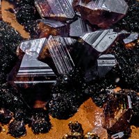 Jahnsite-(CaMnMg), Mitridatite
