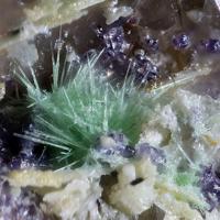 Agardite-(La), Fluorite