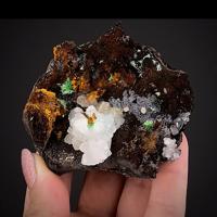 Agardite-(Ce), Calcite