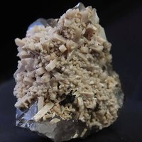 Caysichite-(Y), Quartz