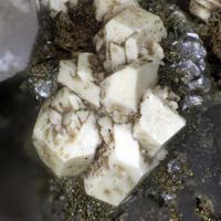 Calciohilairite, Quartz, Chamosite