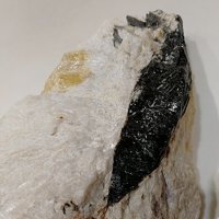 Gadolinite-(Y), Beryl