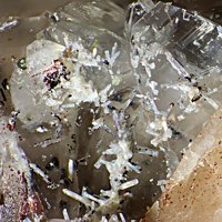 Kainosite-(Y), Quartz, Hematite