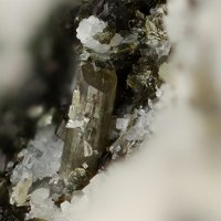 Gadolinite-(Y), Adularia