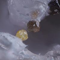 Calzirtite, Spinel