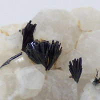 Papikeite, Arfvedsonite, Analcime