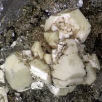 Calciohilairite, Quartz, Chamosite