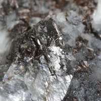 Macfallite, Braunite, Calcite