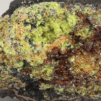 Uranocircite, Fluorite