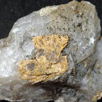 Narsarsukite, Quartz