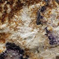 Bavenite, Fluorite