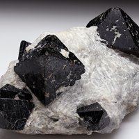 Gahnite, Calcite