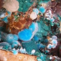 Quetzalcoatlite, Eurekadumpite, Calcite
