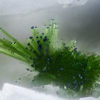 Agardite-(Ce), Quartz