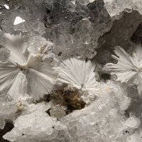 Dawsonite, Quartz
