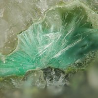 Quetzalcoatlite, Quartz