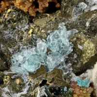 Lahnsteinite, Ktenasite, Pyrite