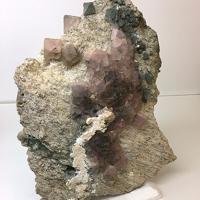 Bavenite, Fluorite