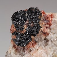 Davidite-(La), Albite, Quartz