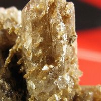 Caysichite-(Y), Quartz