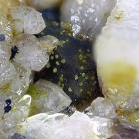 Gaspéite, Fluorite, Calcite