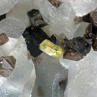 Calzirtite, Spinel, Calcite
