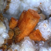 Labuntsovite-Mg