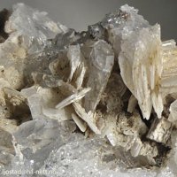 Nabesite, Albite