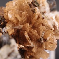 Sabinaite, Aegirine, Serandite