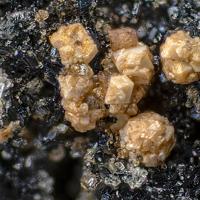 Calciohilairite, Kuzmenkoite-Mn